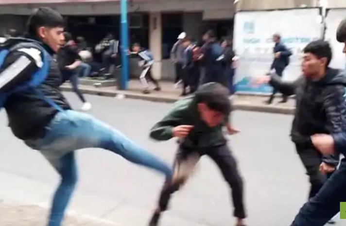 Violentos enfrentamientos entre estudiantes secundarios en el centro de Tucumán